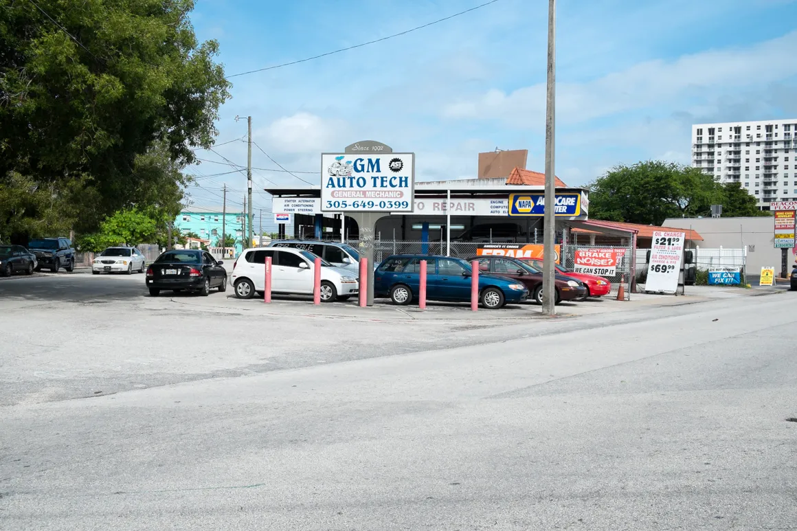 Shop interior at GM Auto Tech Miami